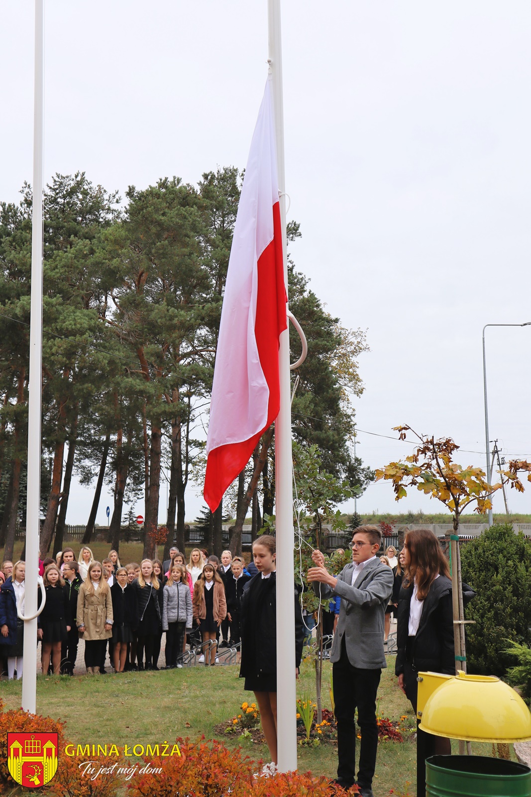 Zdjęcie do wiadomości Polska i gminna flaga powiewa przed szkołą w Kupiskach