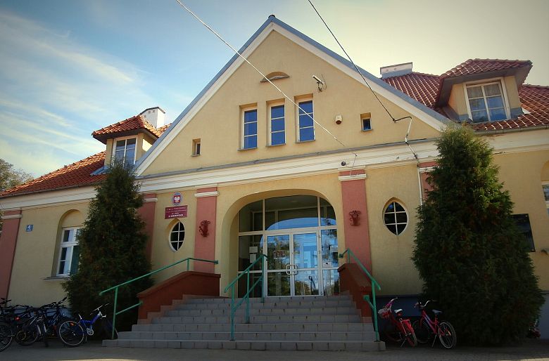 Zdjęcie do wiadomości Milion złotych na zabytkowy budynek szkoły w Konarzycach